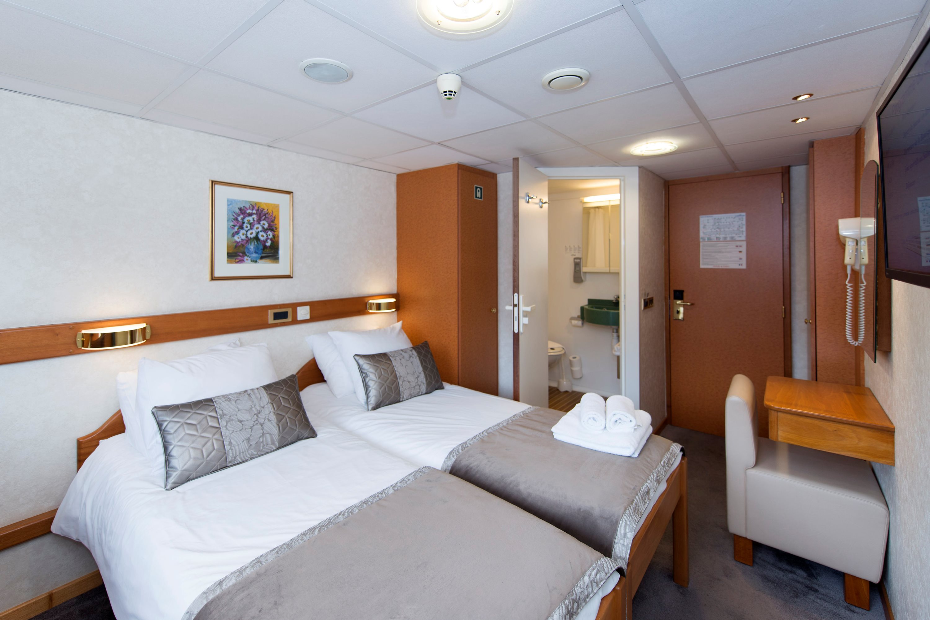 Twin cabin with two single beds and an en-suite bathroom