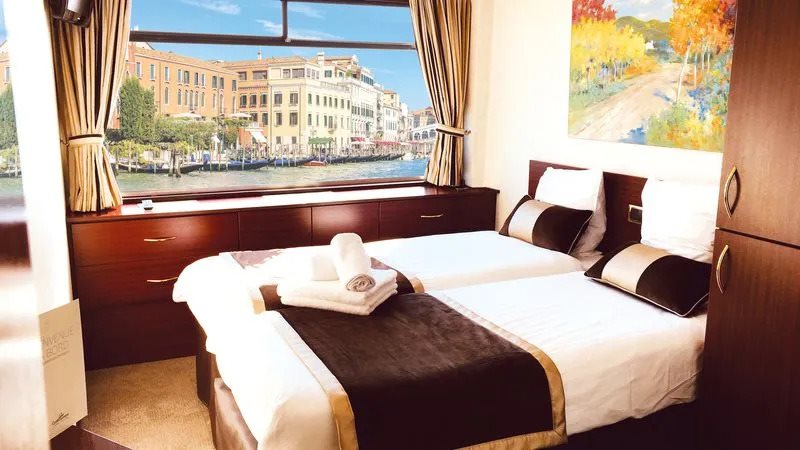 Twin cabin with a canal view over Venice
