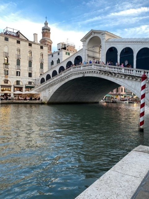 Crowds crossing the Rialto Bridge above the Grand Canal